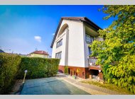 Vícegenerační rodinný dům Brno - Obřany - zahrada - bazén - garáže - vjezd