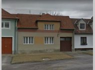 Prodám řadový RD s průjezdem, garáží a zahradou na náměstí (městečku) v Blížkovicích, okr. Znojmo