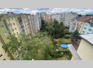 Novostavba bytu 2kk CP 37 m2 s velkým balkonem do vnitrobloku, zeleň a klid.